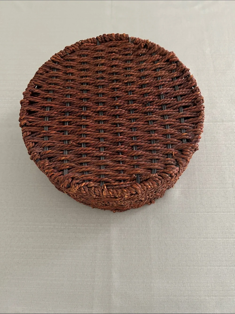 Lidded and hinged Round Woven Rattan Basket Beautiful! 9 in diameter